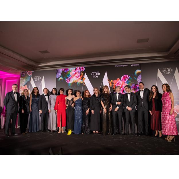 Lourdes Garzón, directora de Mujerhoy, con premiados y autoridades en los Premios Mujerhoy 2021.