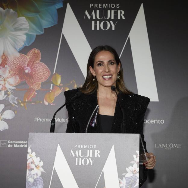 La cantante Malú dando su discurso de agradecimiento.