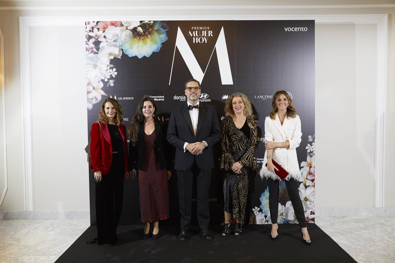 Premios Mujerhoy 2021: Rosa Alonso, directora comercial del área de mujer de CMVocento; Elena Gris, directora de Marketing de Hyundai; Rafael Martínez de Vega, director general de CM Vocento; Margarita Rodríguez, jefa de marketing y publicidad de Hyudai y Pilar Sainz, directora de Comunicación, Marketing y Eventos de Vocento.
