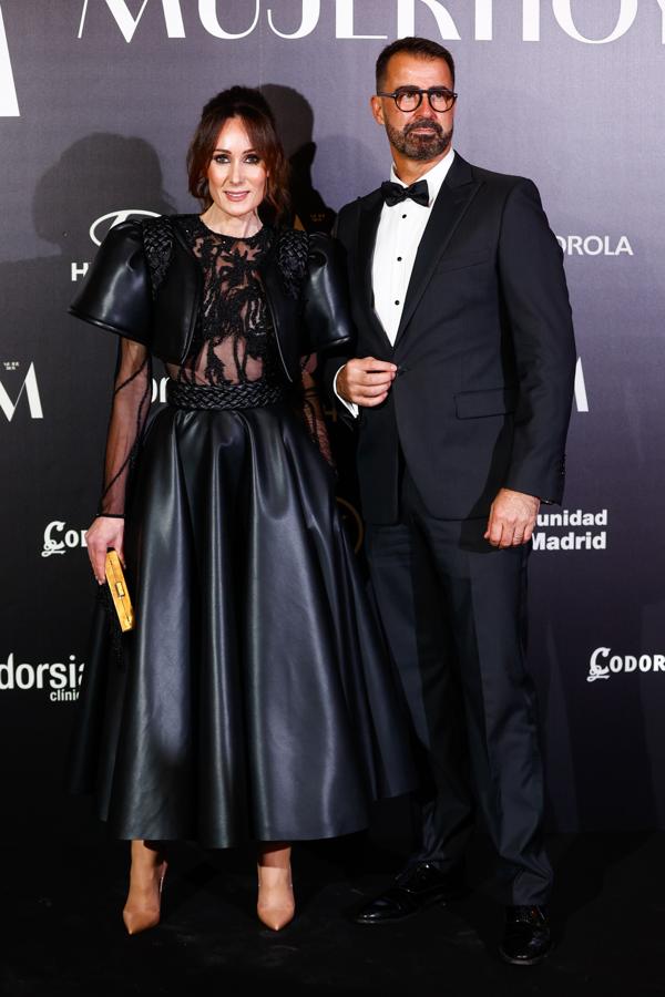 Los looks de los Premios Mujerhoy: Isabel Zapardiez y Vicente Suárez