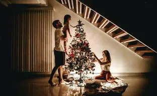 Las curiosas historias de los adornos de Navidad con los que decoras tu casa: del árbol y el Elfo de la Navidad al calendario de Adviento