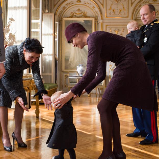 La princesa Carolina en palacio jugando con uno desus sobrinos ante la atenta mirada de su hermano, el príncipe Alberto.