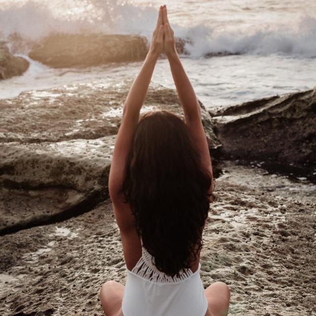 Saludo al sol, la postura de yoga que te da energía para empezar la mañana: te explicamos cómo se hace bien paso a paso