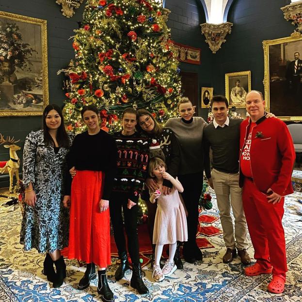 La familia real de Mónaco inaugura la Navidad sin Charlène: llega la peor época del año para la princesa, que pasará las fiestas sola, con su popularidad por los suelos y lejos de sus hijos