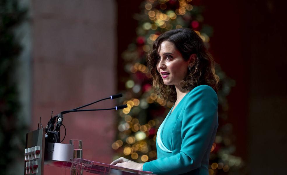 Isabel Díaz Ayuso triunfa con su look para celebrar el Día de la Constitución: un vestido ajustado, femenino y favorecedor que sienta de maravilla