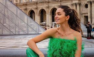 Las plumas verdes son la tendencia favorita de las influencers y hemos encontrado tres formas de incluirlas en tus looks esta temporada