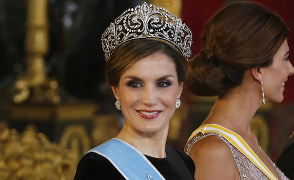 La joya más cara de la Corona española no es una tiara, ni tampoco la tiene la reina Letizia: por qué la infanta Elena posee el collar de rubíes, esmeraldas, zafiros y diamantes más valioso del joyero real