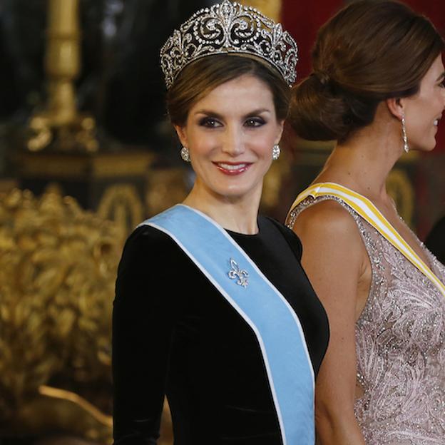 Todas las veces que la reina Letizia ha pedido prestadas las joyas más espectaculares de la reina Sofía: de la tiara prusiana a los pendientes de zafiros