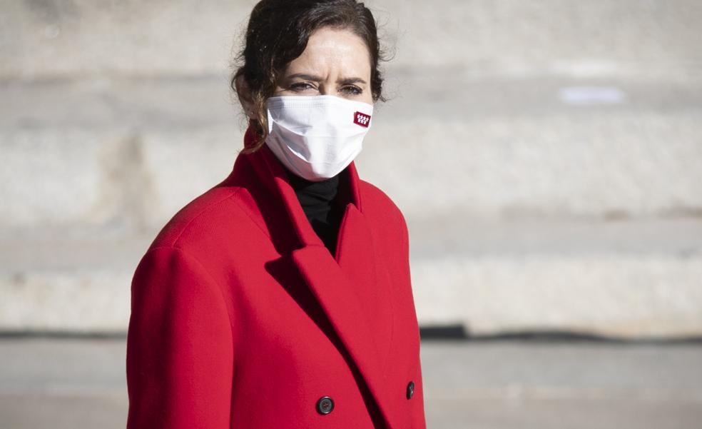 El abrigo de Zara de Isabel Díaz Ayuso en el Día de la Constitución: triunfa uniéndose al color favorito de la Reina Letizia con un look barato y fácil que favorece muchísimo