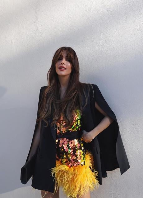 El truco de estilismo para vestidos fiesta sin preocuparse: añadir una blazer o un cárdigan | Mujer Hoy