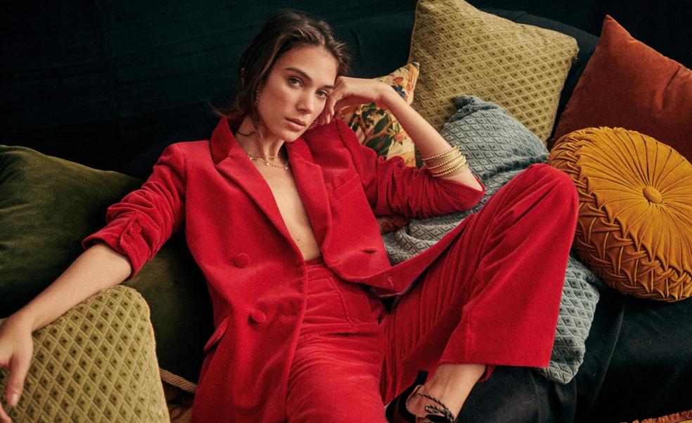 Abrigos, vestidos, trajes de chaqueta... los 12 básicos en color rojo que nos recuerdan por qué sigue siendo el color infalible del invierno