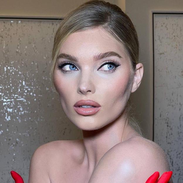 El truco facilísimo (con efecto lifting) que Victoria Beckham usa para maquillarse los ojos ahumados