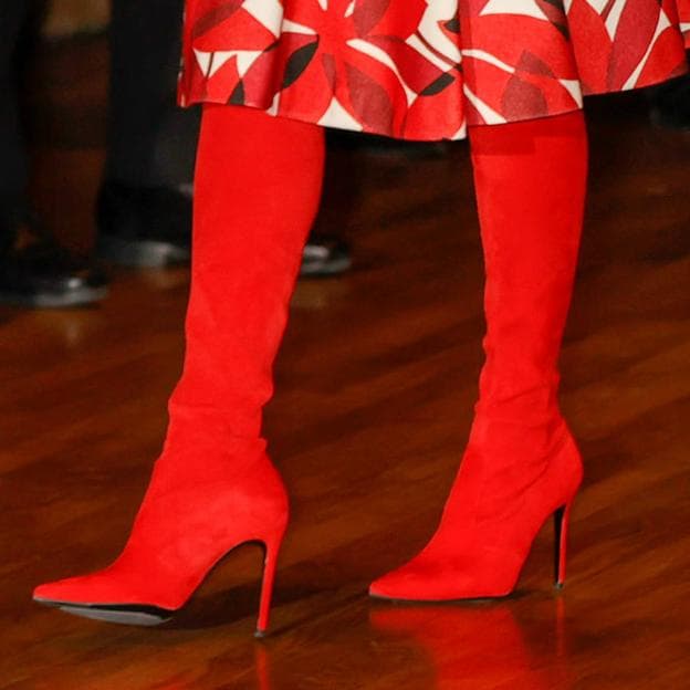 Sabemos dónde copiar botas rojas de caña alta y tacón cómodo con las que ha la Reina Letizia y que hacen piernas más largas y estilizadas | Mujer Hoy