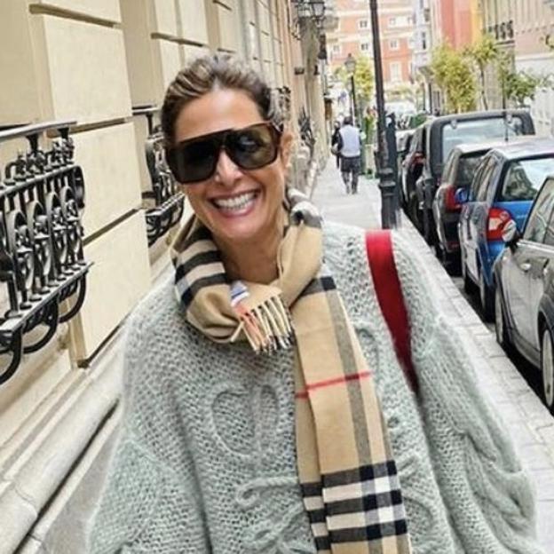 No busques más, el abrigo más original y bonito del momento lo tiene Nuria Roca y es perfecto para dar un toque de color y rejuvenecedor a tus looks