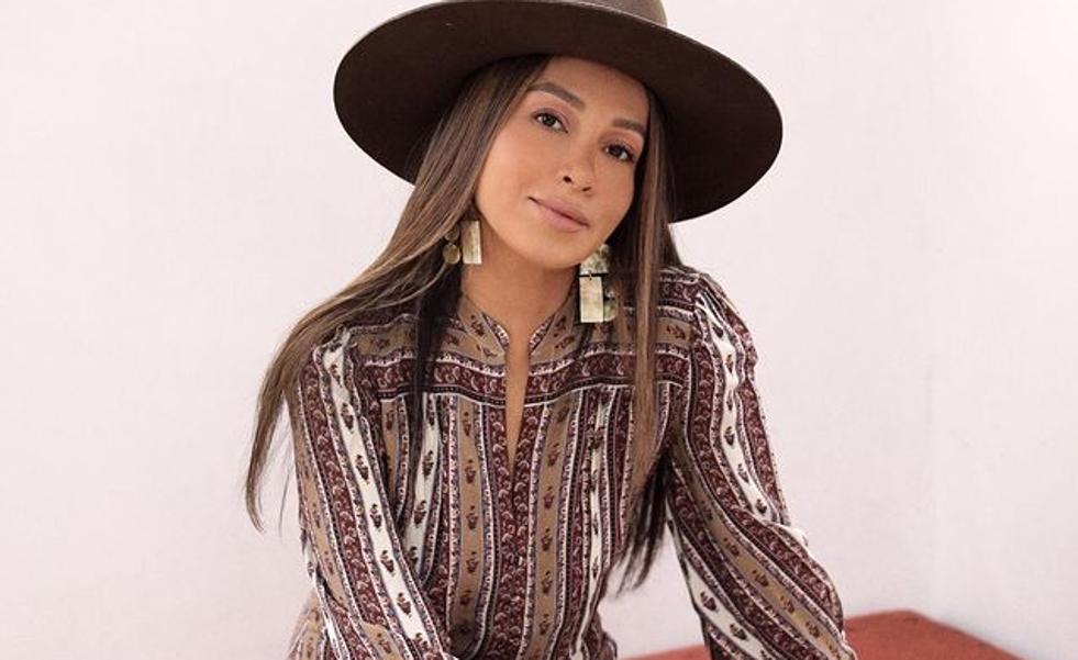 Cinco vestidos midi estampados y asequibles que quedan de lujo con botas y confirman que un look boho sienta de maravilla