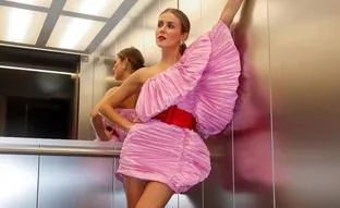 Del vestido rosa que arrasa en Instagram al traje favorito de las famosas: las prendas más originales y glamurosas de la nueva colección de H&M