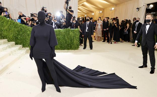 Kim Kardashian vestida de Balenciaga en la gala MET de este año.