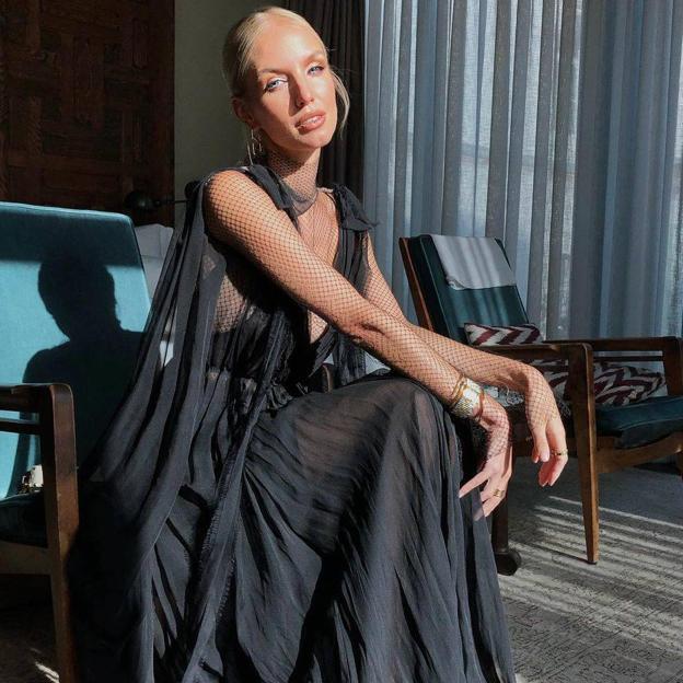 Vestidos negros de estilo lencero (muy baratos) con los que tu look de fiesta será de 10