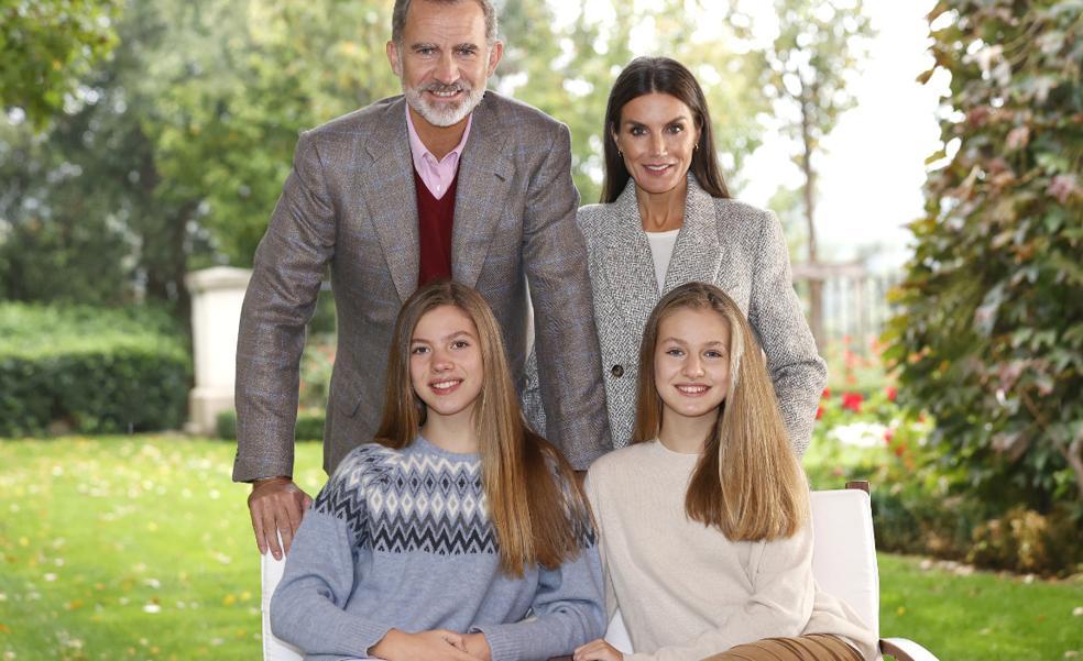 La Princesa Leonor y la Infanta Sofía, impresionantes en la sorprendente e informal felicitación de Navidad de los Reyes (y los tres mensajes ocultos que esconde)