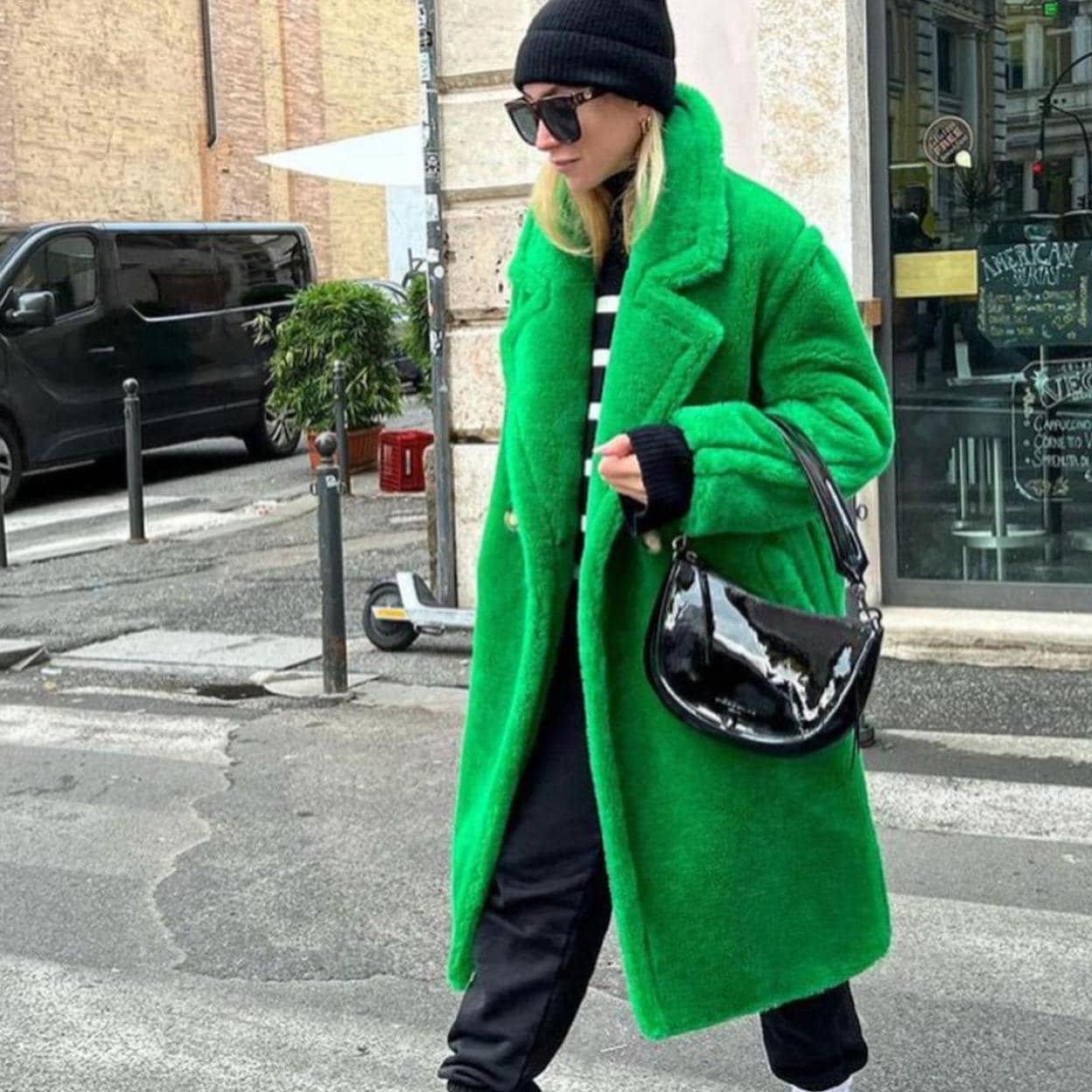 Vamos directas a por el efecto Grinch de este look con abrigo de pelo verde: lo tenemos todo low cost | Mujer