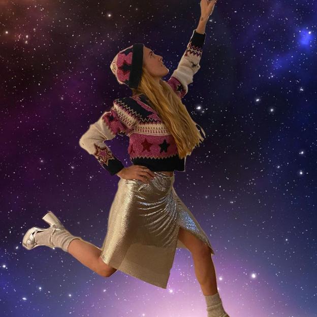 Hemos encontrado el look de Navidad más original de Instagram: el combo falda dorada y jersey