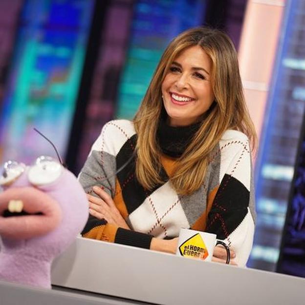 Sabemos de dónde es el jersey estampado tan bonito, favorecedor y asequible con el que ha triunfado Nuria Roca