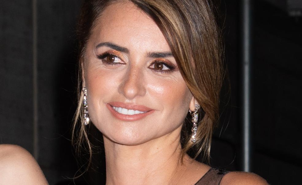 El look rejuvenecedor de Penélope Cruz fácil de copiar: un abrigo negro que puedes comprar en Zara y el accesorio tendencia