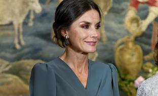 La blazer de Mango de la Reina Letizia es la chaqueta más elegante, calentita y ponible de la temporada