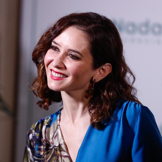 Zapatillas y su blazer de Zara favorita: el look cómodo y rejuvenecedor de Isabel Díaz Ayuso para ir de concierto