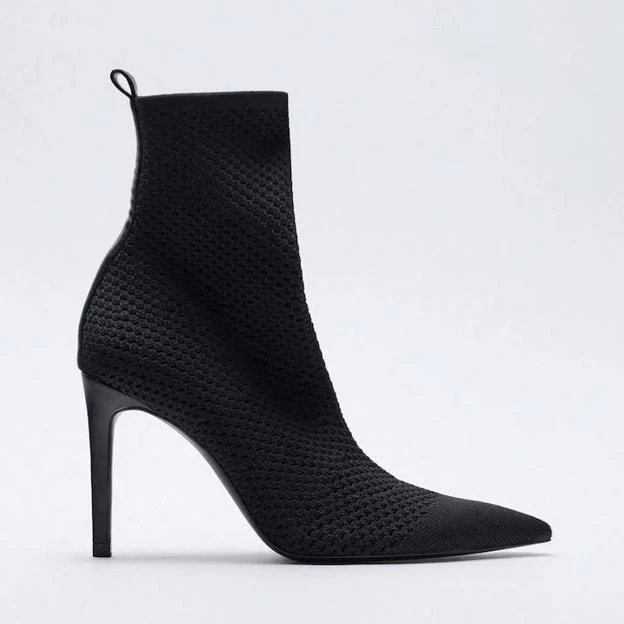 Los botines negros de alto de que tienes que comprar en rebajas estilizan y alargan las piernas y son el calzado más estiloso del invierno | Mujer Hoy