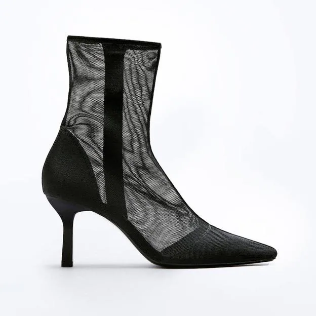 Los botines negros de alto de Zara que tienes que comprar en rebajas estilizan y alargan las piernas y son el calzado más estiloso invierno | Mujer Hoy