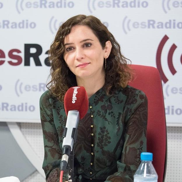 Isabel Díaz Ayuso confirma su amor por Zara con este vestido verde estampado que ya se ha agotado en varias tallas