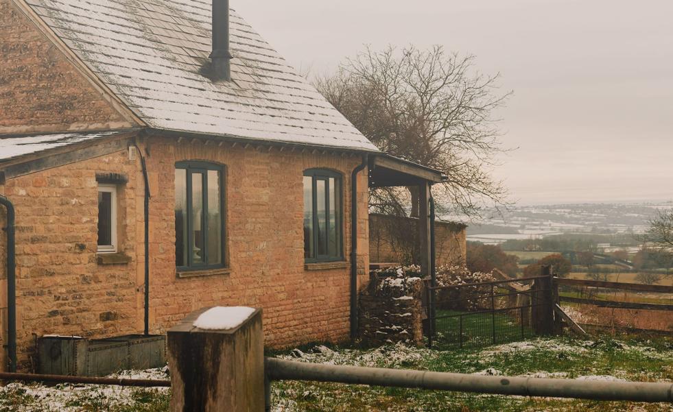 Cómo copiar con adornos y muebles baratos de Zara Home la decoración de invierno de una impresionante casa en el campo