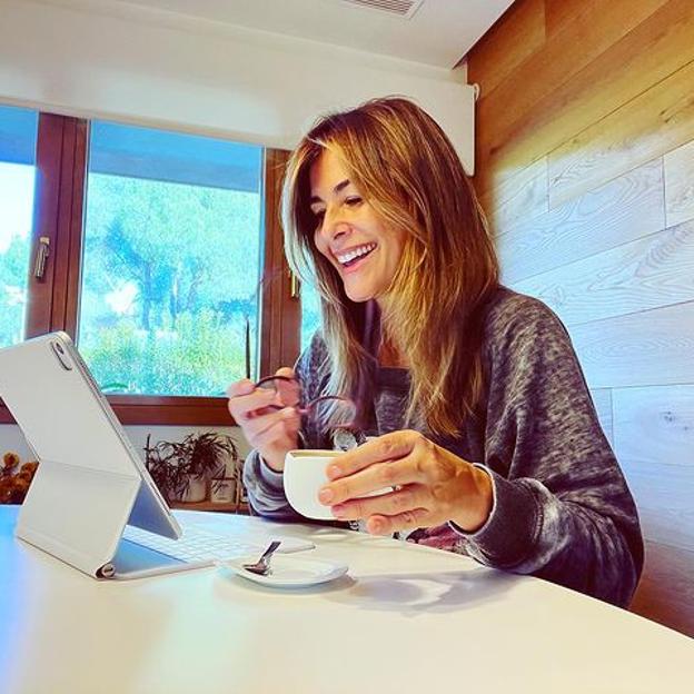 El jersey morado de Nuria Roca que ha revolucionado Instagram y que vas a querer copiar es de una marca francesa asequible