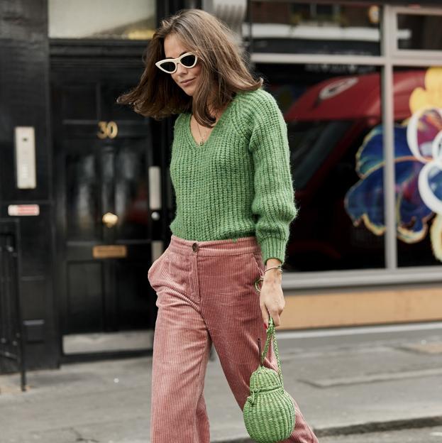 Jersey verde y pantalón de pana de Massimo Dutti: copiamos el look más estiloso y cómodo para llevar a diario