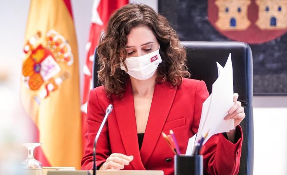 Isabel Díaz Ayuso confirma el poder del rojo con un traje de Zara de chaqueta y pantalón casi agotado que favorece y rejuvenece muchísimo