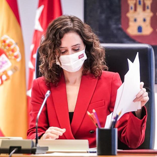 Isabel Díaz Ayuso confirma el poder del rojo con un traje de Zara de chaqueta y pantalón casi agotado que favorece y rejuvenece muchísimo