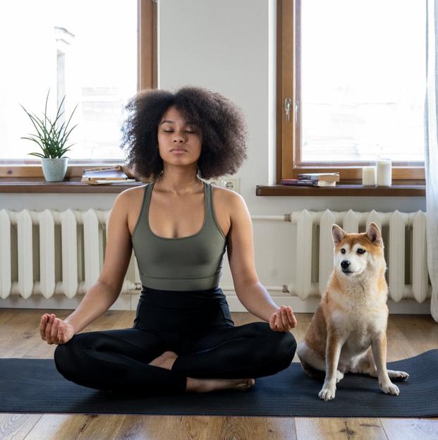 Sukhasana, la postura de yoga que te sumerge en la calma y relajación total y ayuda a que equilibre tu vida