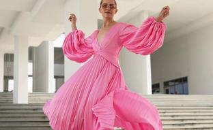 La nueva colección rosa de Uterqüe tiene las prendas más románticas: del favorecedor maxi vestido con manga abullonada a la chaqueta acolchada retro