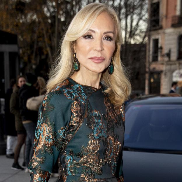 El accesorio que usa Carmen Lomana para convertir sus abrigos en prendas súper elegantes y que parecen de lujo