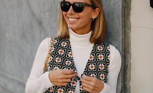 Los chalecos con estampado de flores que triunfan esta temporada y rejuvenecen un look a los 50