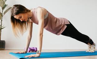 La tabla o phalakasana: la postura de yoga básica que refuerza brazos, tripa y abdominales, y te ayuda a adelgazar