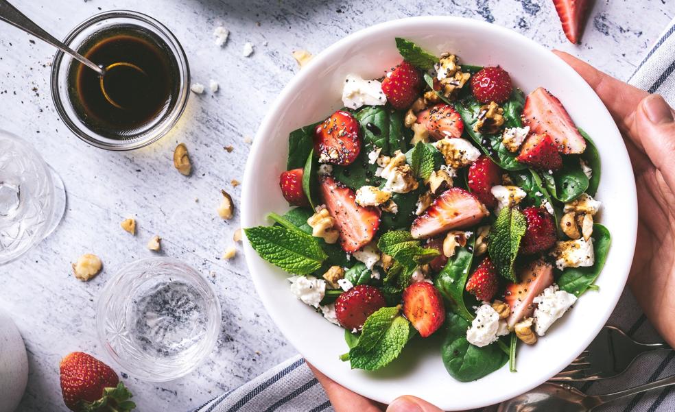 Uvas, manzanas, naranjas o fresas: las frutas ideales para una cena ligera con una ensalada deliciosa y sana