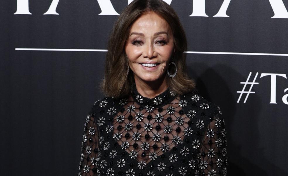 Camisa blanca y los pantalones que estilizan: el look sencillo, elegante y rejuvenecedor de Isabel Preysler que puedes comprar en Zara