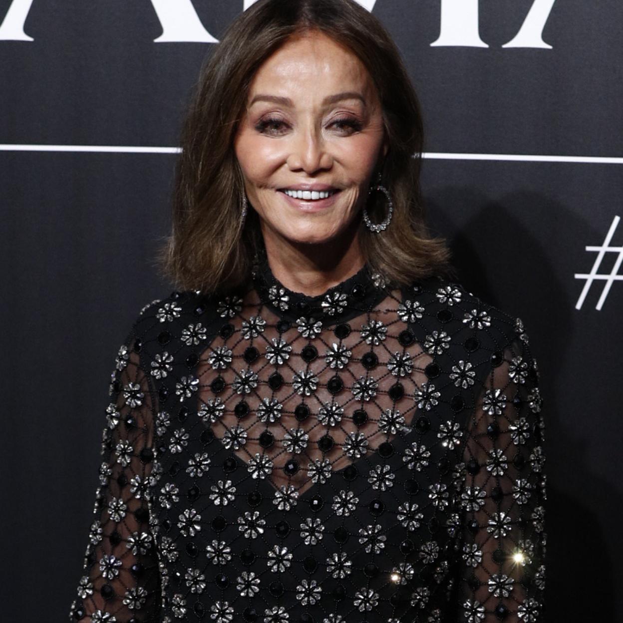 Camisa blanca y los pantalones que estilizan: el look sencillo, elegante y rejuvenecedor de Isabel Preysler que puedes comprar en Zara