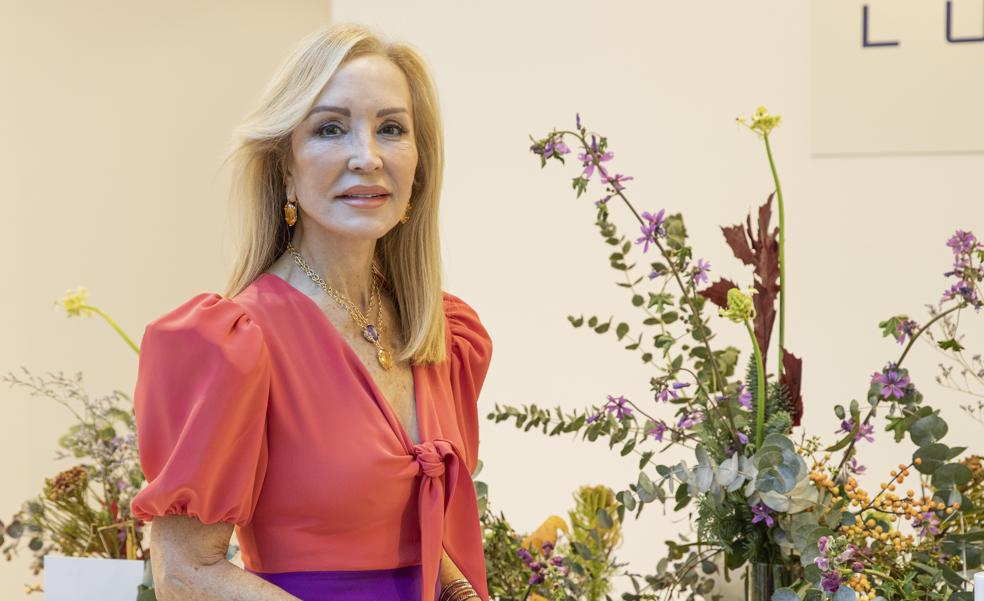 El cambio de look de Carmen Lomana más rejuvenecedor con un corte de pelo con flequillo largo muy clásico y elegante