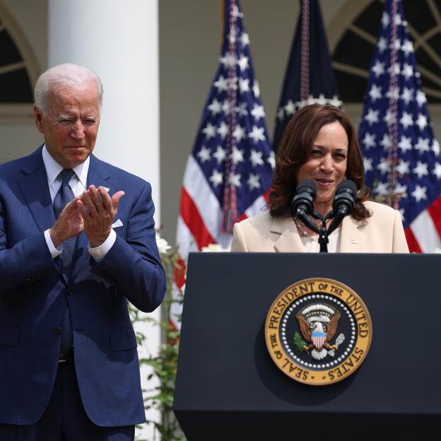 El presidente Biden y la vicepresidenta Haris, juntos en un acto oficial en homenaje a los estadounidenses con discapacidades celebrado en julio de 2021.