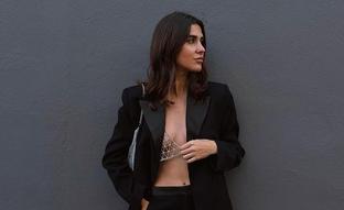 Con jersey o con blazer: el original top de Mango (agotado y con lista de espera) que arrasa entre las influencers