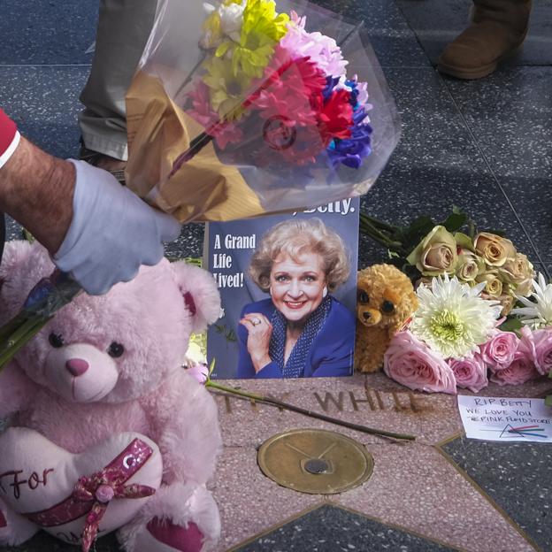 Los fans de la actriz ya rinden homenaje a White sobre su estrella del Paseo de la Fama. 