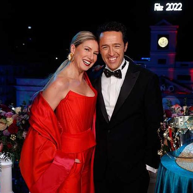 Recogido pulido y labios en rojo intenso: el look de belleza de Anne Igartiburu para las campanadas